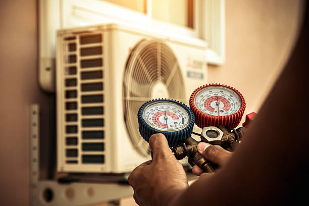 Professional Hvac technician working in Nashville, IN